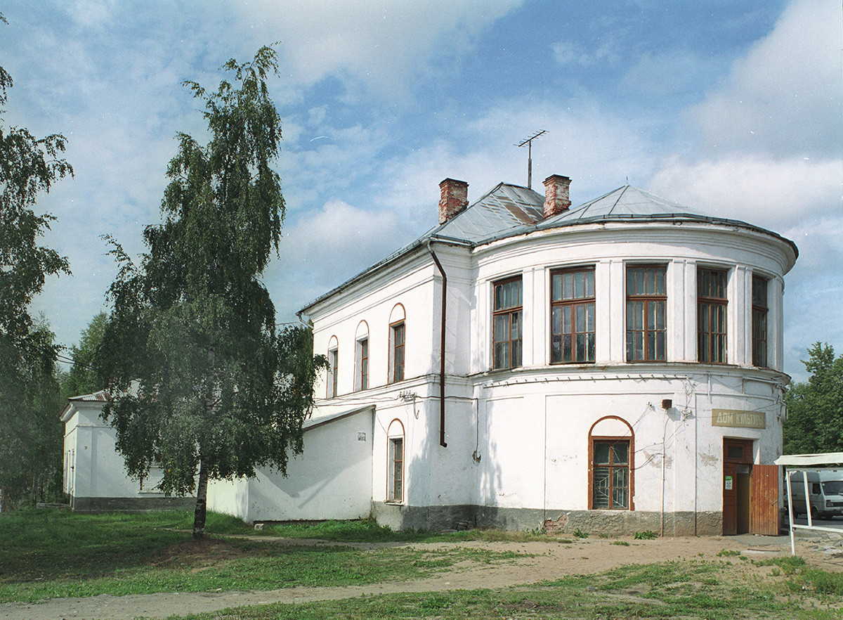 Hiša kulture (predelana iz nekdanje katedrale Gospodovega vstajenja), Leninov prospekt 5a. Pogled na jugovzhod s polkrožno apsido, kjer je stal glavni oltar. 28. avgust 2006
