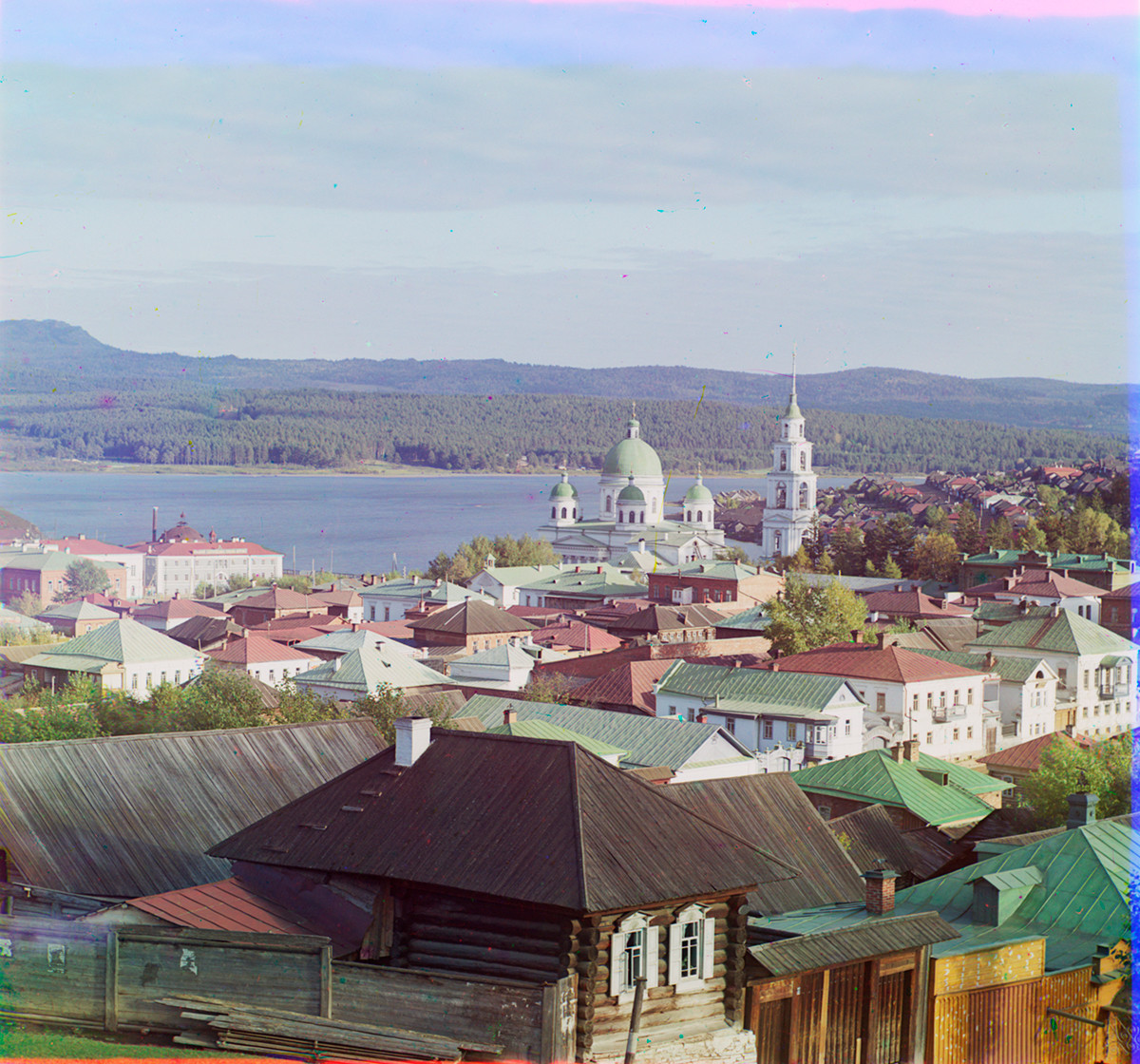 Zlatoúst. Vista desde el Observatorio hacia el sureste con la Catedral de la Trinidad y el estanque de la ciudad en el río Ai. 1909.