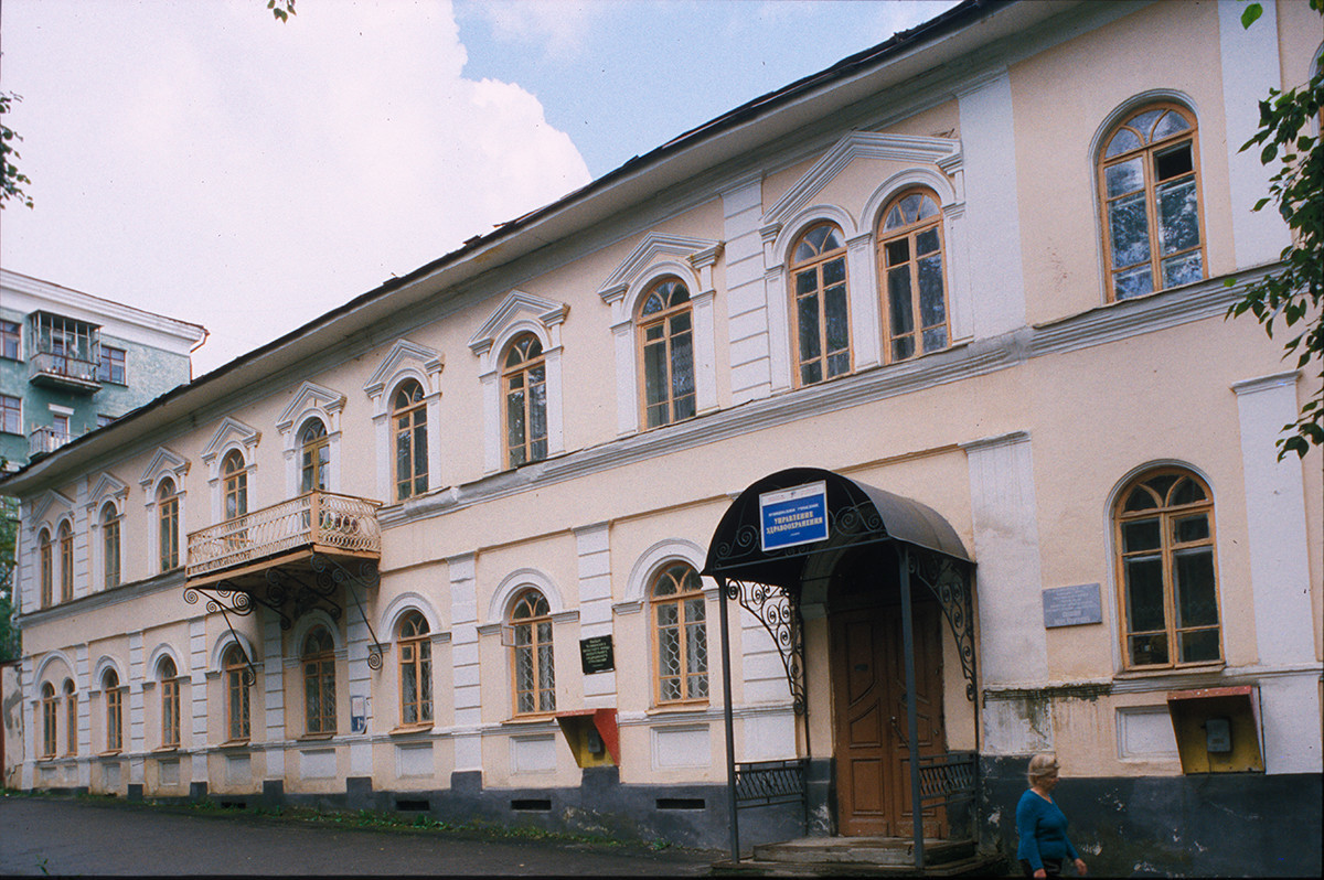 Edificio administrativo de la fábrica (siglo XIX). 16 de julio de 2003.