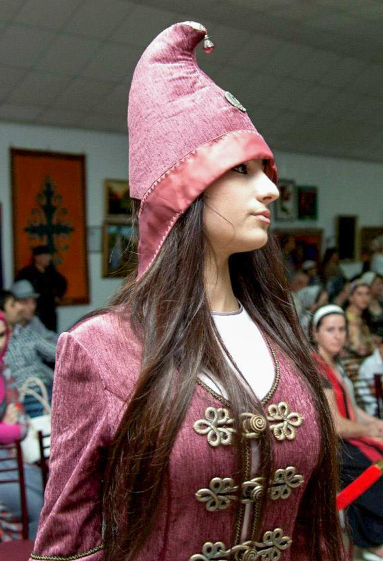 Der ursprüngliche nationale weibliche Kopfschmuck der Inguschen - kurkhars.