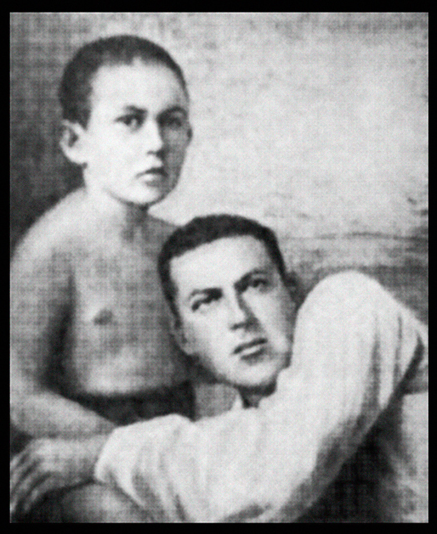 Pyotr Yakir bersama ayahnya. Foto dari buku 'Unforgettable' karya A.Larin-Bukharin, 2002.
