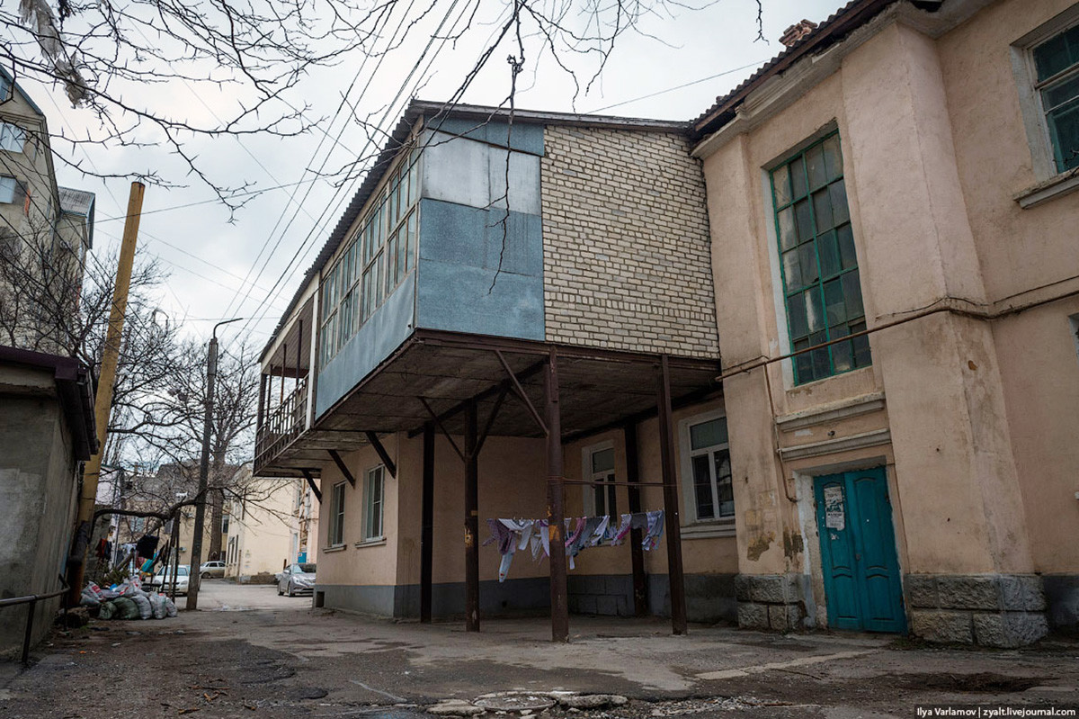 Dagestans Hauptstadt Machatschkala ist berühmt für ihre riesigen Balkone. Können Sie glauben, dass diese Häuser früher einfache sowjetische Plattenbauten waren? Jetzt sehen sie komplett aufgewertet aus.