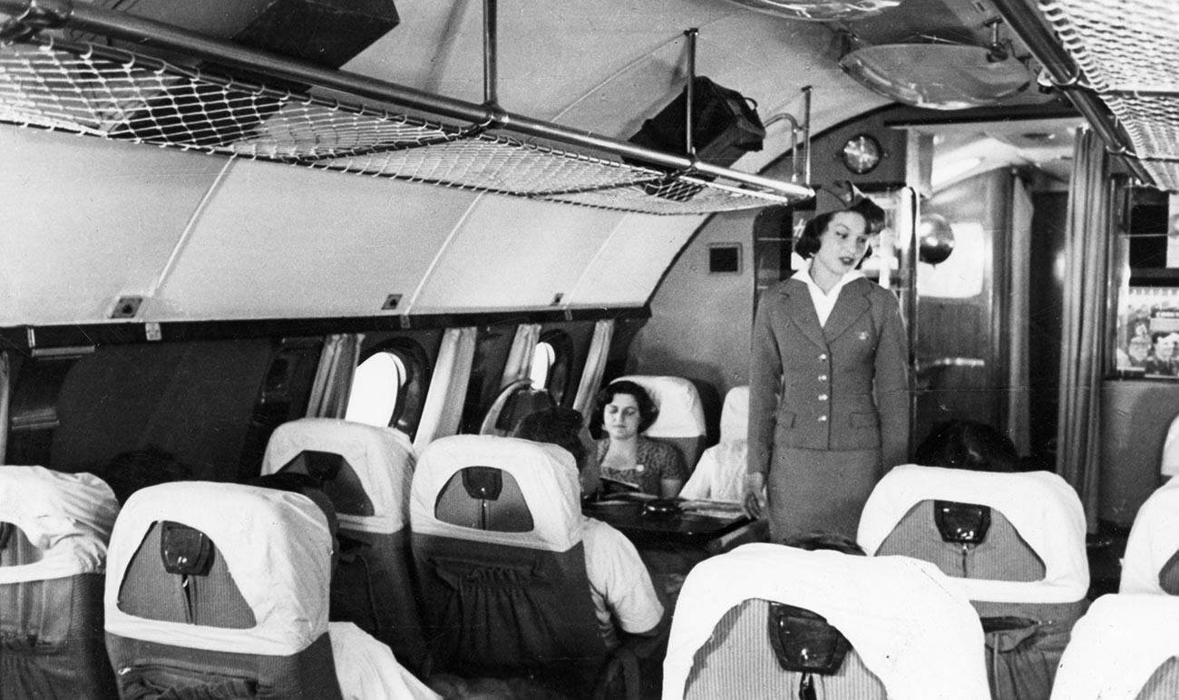 Eine Stewardess und Passagiere an Bord eines Verkehrsflugzeugs Tu-114 (damals das größte der Welt), 1959.