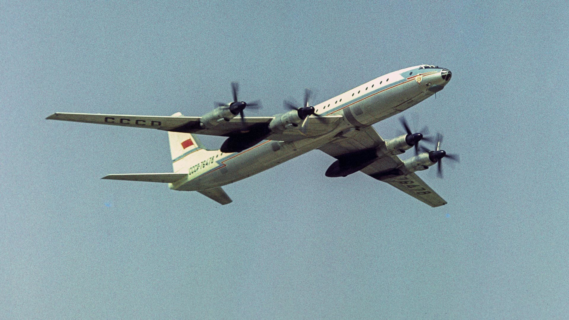 Flugurlaub am Flughafen Domodedowo, der dem 50. Jahrestag der Großen Oktoberrevolution gewidmet ist. Passagierflugzeug Tu-114.