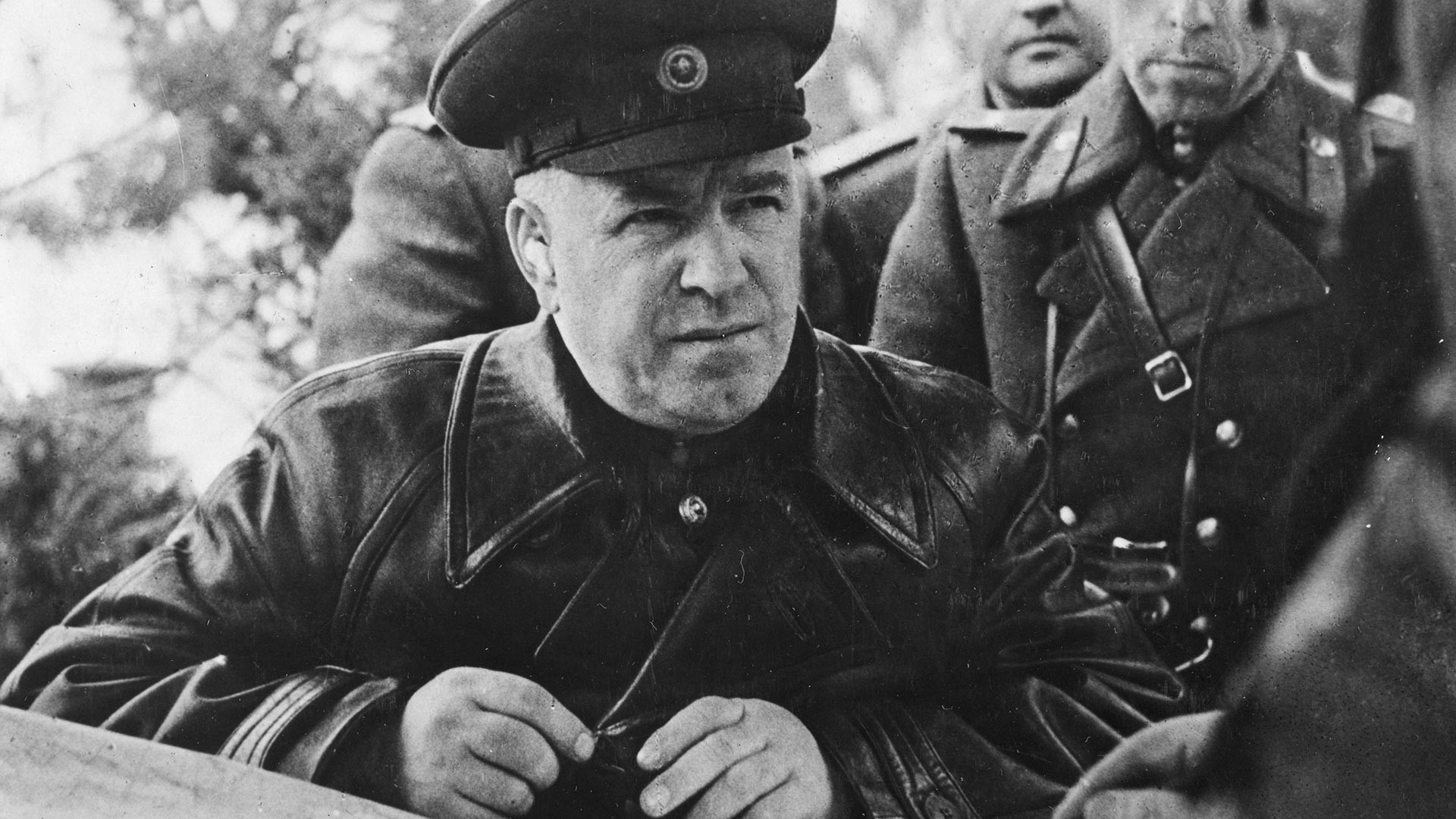 Маршалот Георгиј Константинович Жуков (1896-1974), командант на советските сили на Првиот белоруски фронт, на своето теренско командно место, Русија, почеток на 20 век.