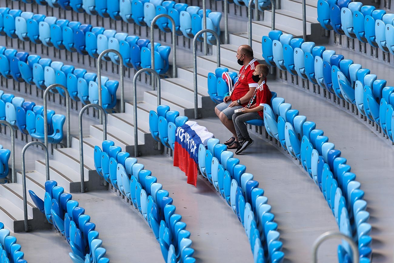 Руски навијачи са маскама на лицу чекају на својим местима пре утакмице другог кола групе Б Европског фудбалског првенства 2020. између Финске и Русије на стадиону „Санкт Петербург“ 16. јуна 2021. у Санкт Петербургу у Русији.