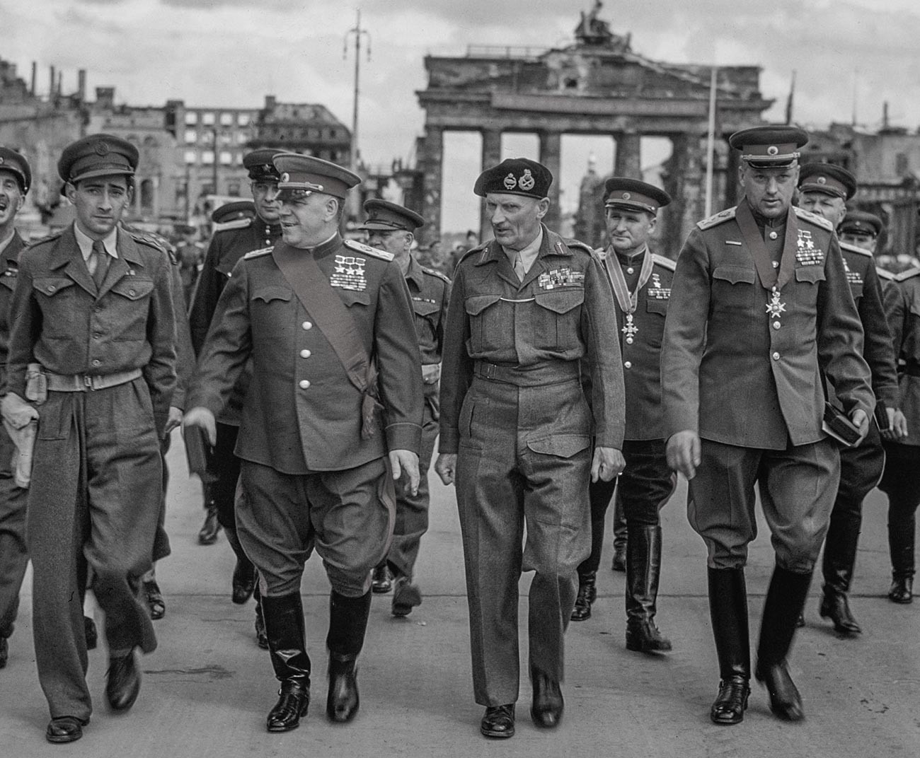 El Vicecomandante Supremo en Jefe del Ejército Rojo, el mariscal G. Zhukov, el Comandante del 21º Grupo de Ejércitos, el mariscal de campo Sir Bernard Montgomery, el mariscal K. Rokossovski y el general Sokolovski del Ejército Rojo abandonan la Puerta de Brandemburgo tras la ceremonia.