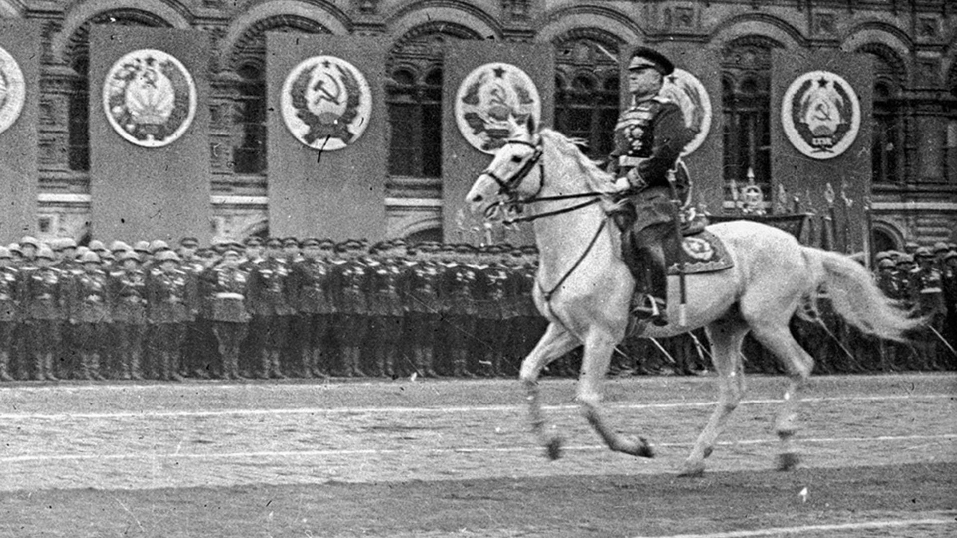 El mariscal Gueorgui Zhúkov participa en el Desfile de la Victoria.