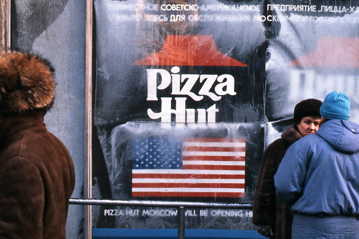 モスクワのピザハット第１号店の前、1990年