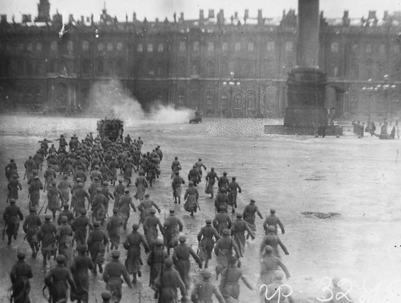 Penyerbuan Istana Musim Dingin. Sebuah gambar dari film “Oktober: Sepuluh Hari yang Mengguncang Dunia” oleh Sergei Eisenstein.