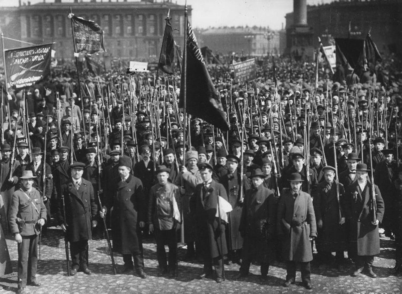 Demonstrasi di Dvortsovaya Ploshchad.