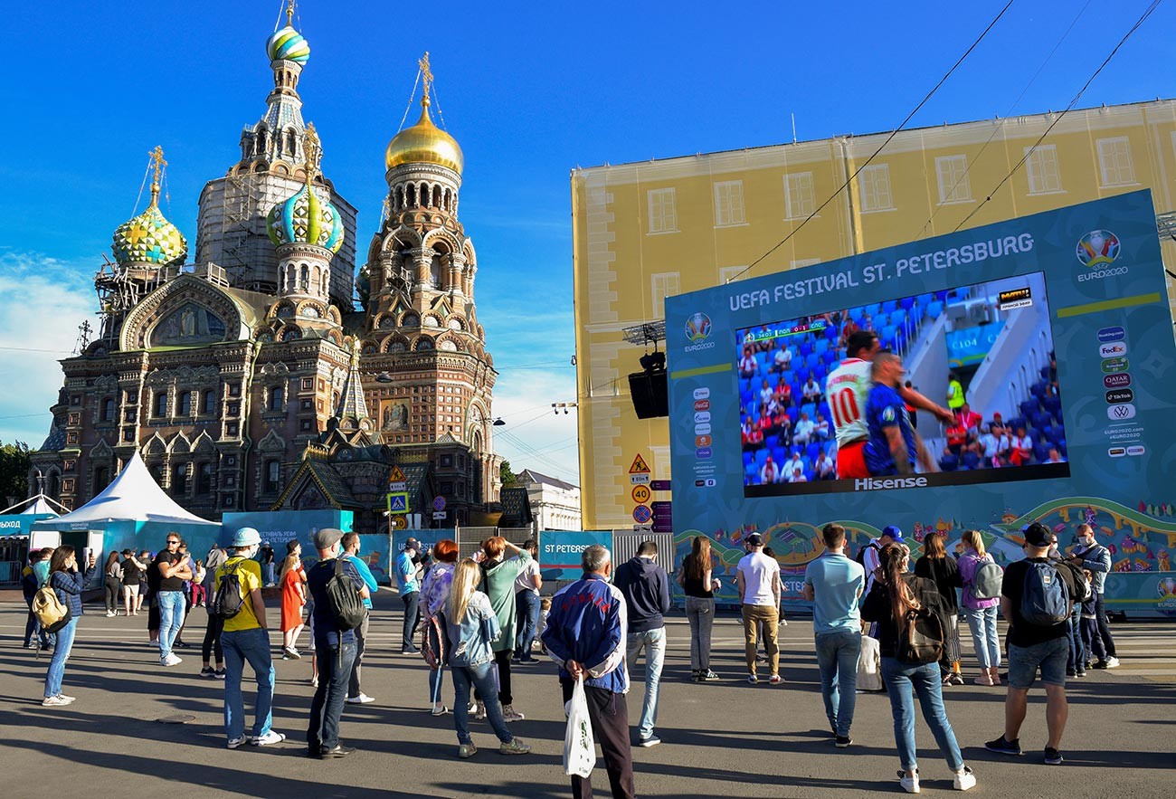 Layar yang menampilkan siaran pertandingan Polandia-Slovakia di zona penggemar Sankt Peterburg.