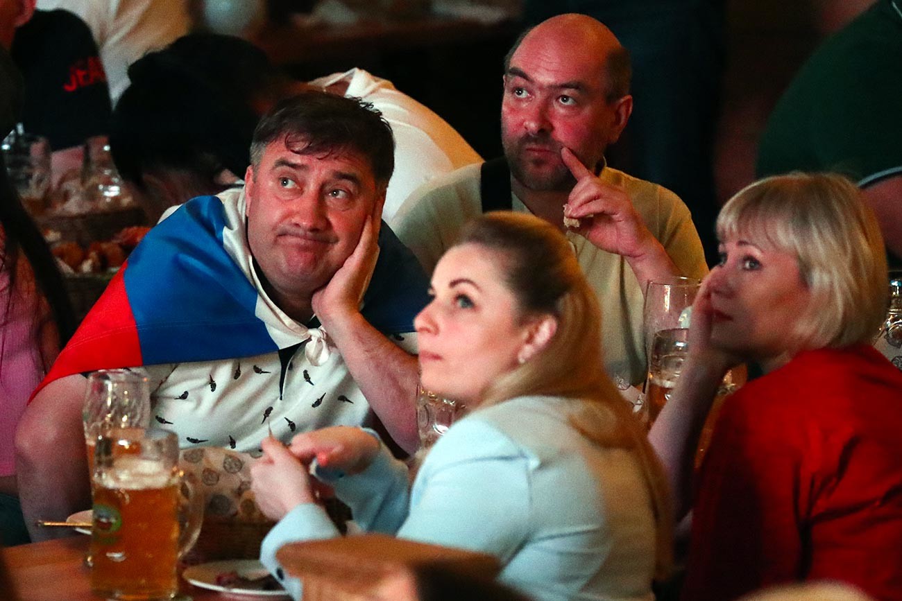 Para penggemar menyaksikan siaran pertandingan antara tim nasional Belgia dan Rusia di salah satu restoran di Sankt Peterburg.