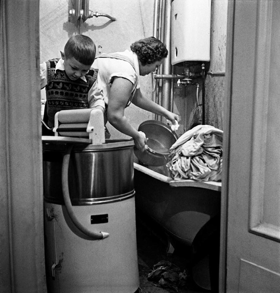 Один из первых образцов стиральной машины в квартире, 1958.