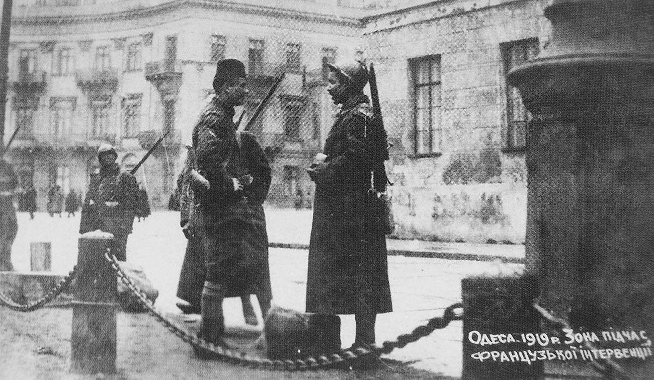 Французские патрули охраняют французскую зону Одессы, ограниченную портом и Николаевским бульваром. Зима 1918—1919 годов.