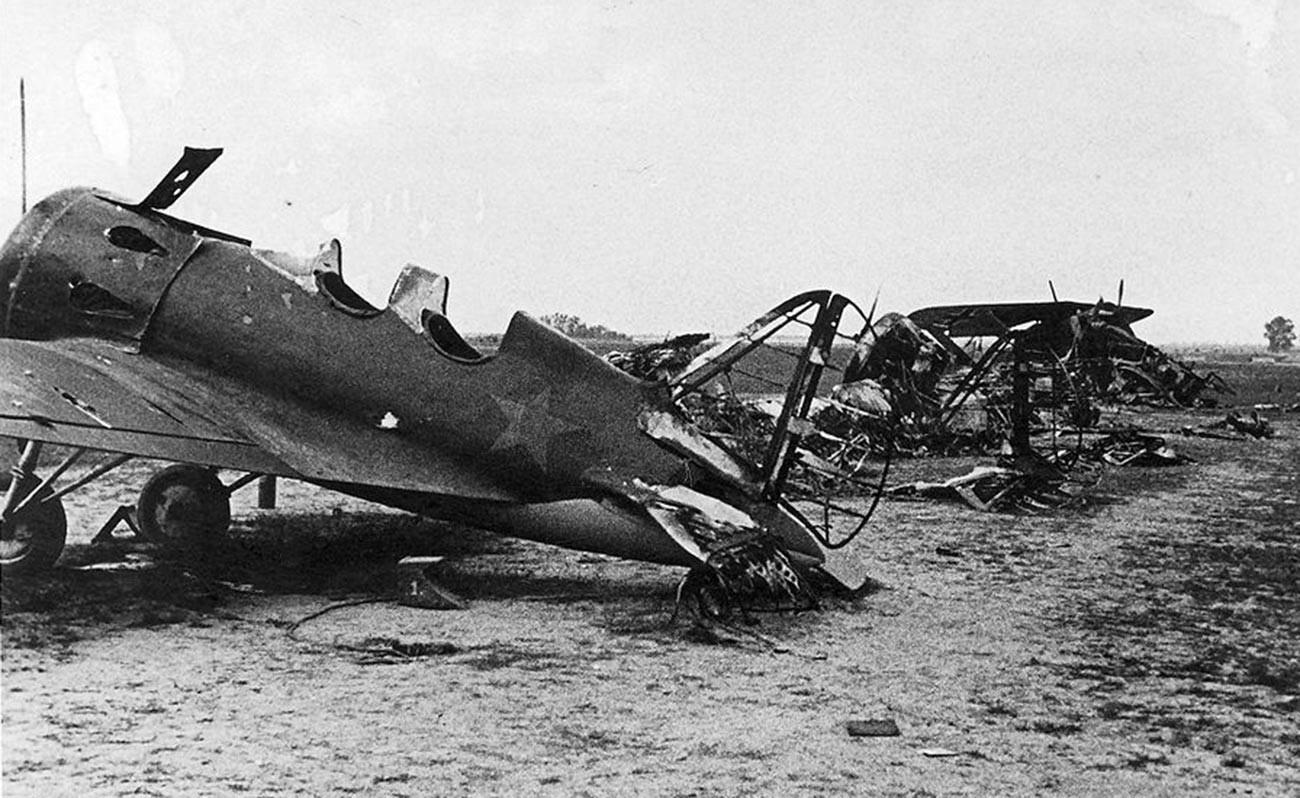 Avions soviétiques et allemands détruits au sol