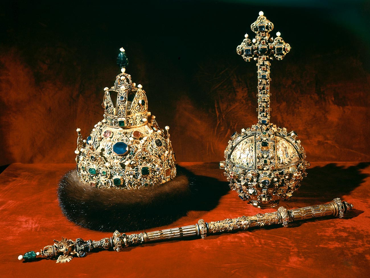 Regalia tsar Rusia: mahkota, tongkat kerajaan, dan bola (orb).