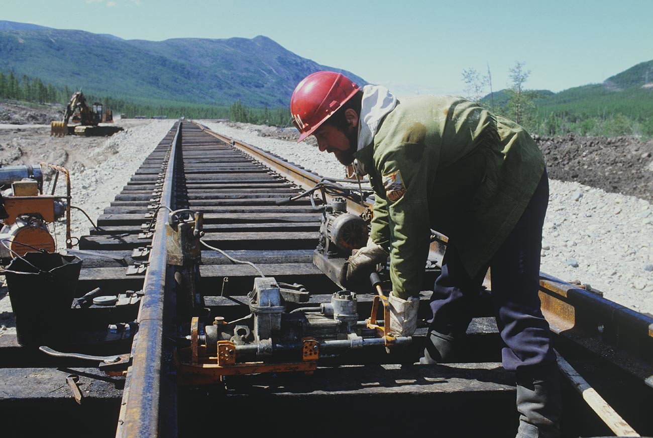 Ein Team von Gleisbauarbeitern beim Bau der Baikal-Amur-Hauptstrecke.