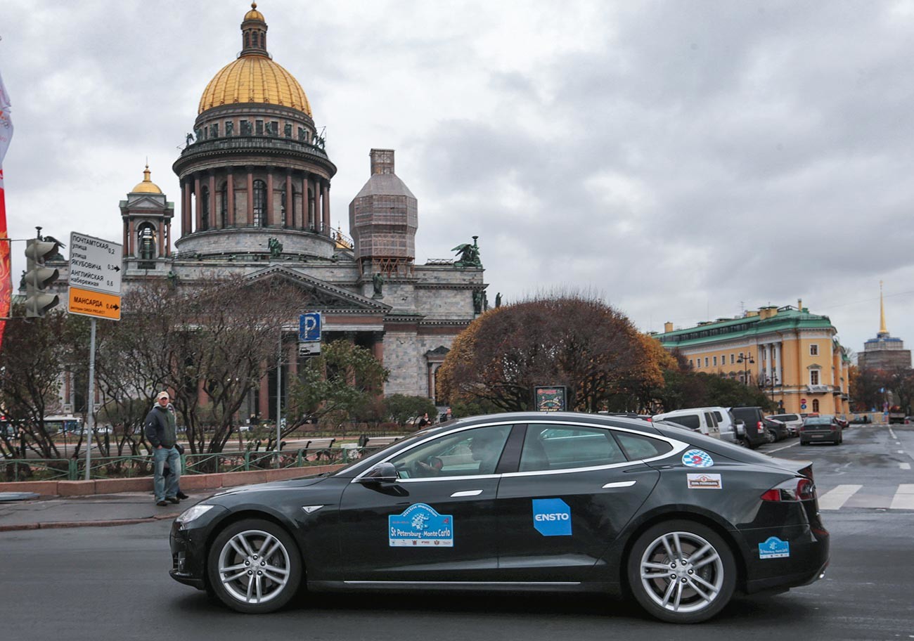 Automobil Tesla S na Isakijevskom trgu na startu relija elektomobila na relaciji Sankt-Peterburg ― Monte Carlo. 
