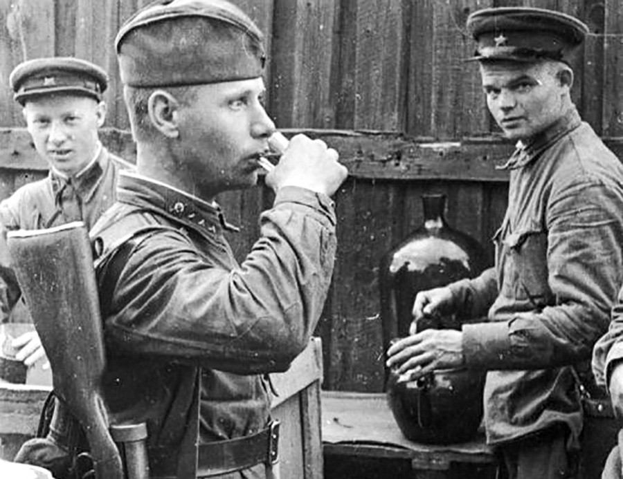 Seorang tentara Soviet menenggak jatah harian vodkanya sebanyak 100 gram.