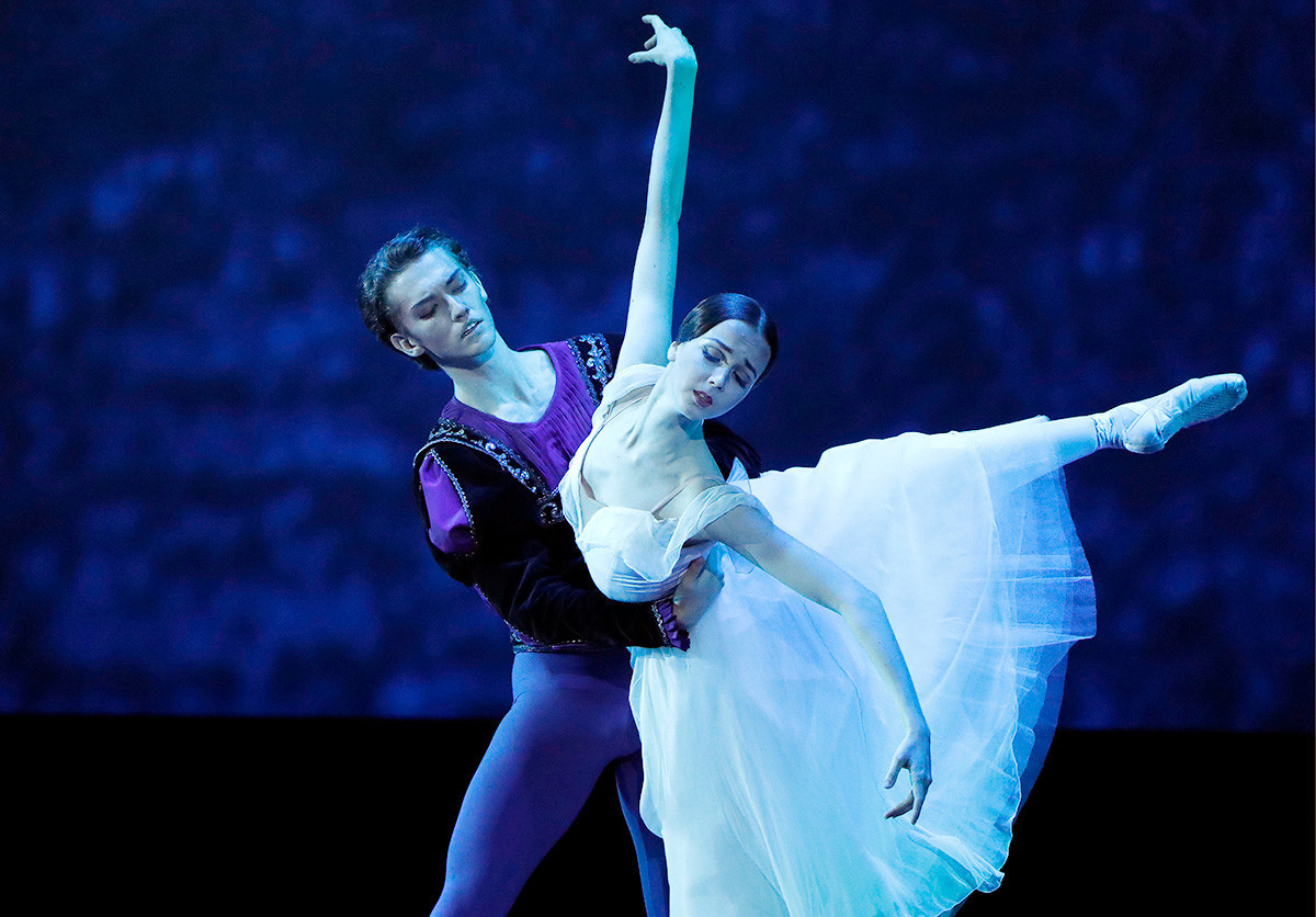 Marija Iljuškina in Julian MacKay nastopata na gala koncertu v Državni kremeljski palači
