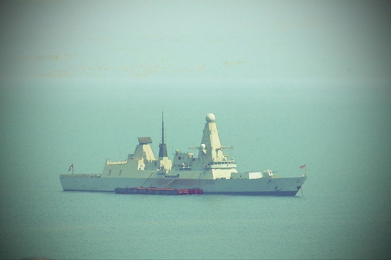 El HMS Defender frente a Split (Croacia)