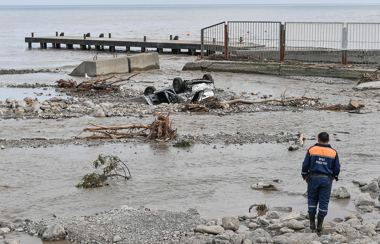 Служител на министерството на извънредните ситуации на ялтенския бряг при справянето със щетите от наводнението