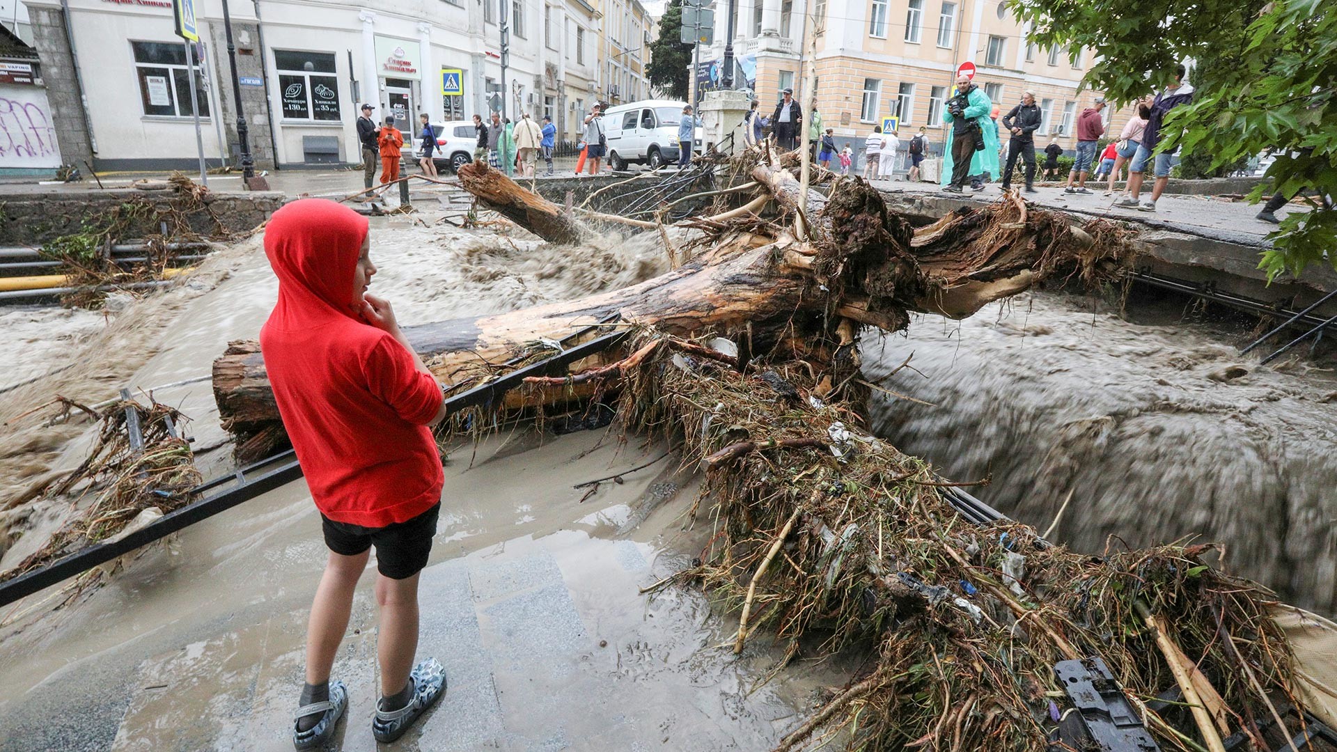 Људи на улици после поплаве након обилних падавина на Јалти.