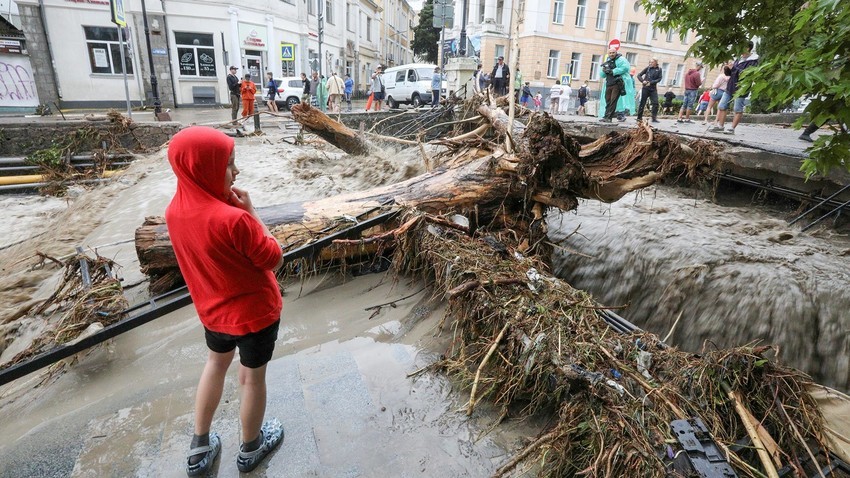 Луѓе на улица после поплавата по обилните дождови на Јалта.