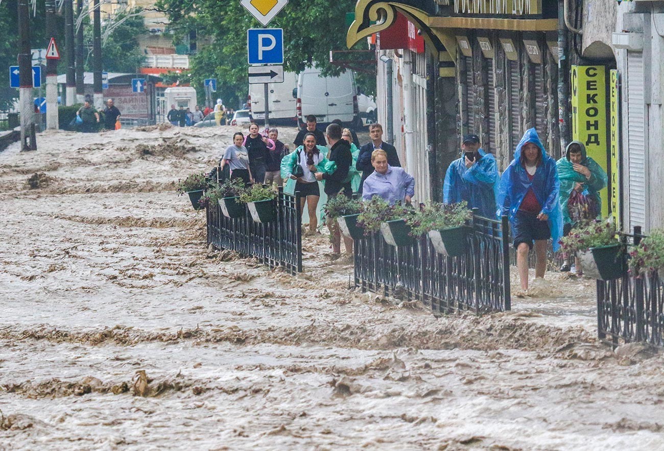Ljudi na ulici poslije poplave nakon obilnih padalina u Jalti.

