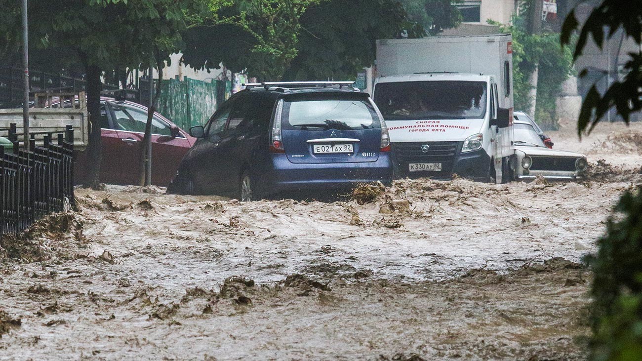 Automobili zarobljeni u dubokoj vodi na poplavljenoj ulici poslije jakih padalina u Jalti.
