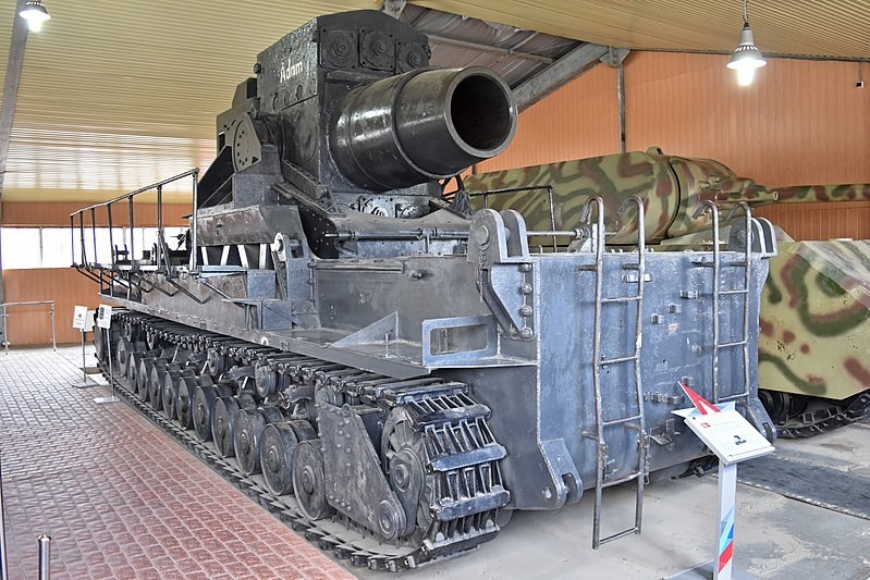 Obús Gerät 040 de 600 mm. Este es el único superviviente de los siete construidos y está expuesto en lo que se conoce como la Sala 5 del Museo de Tanques de Kúbinka, aunque su título oficial es ahora Pabellón 5 en el Área 2 del museo Parque Patriota.
