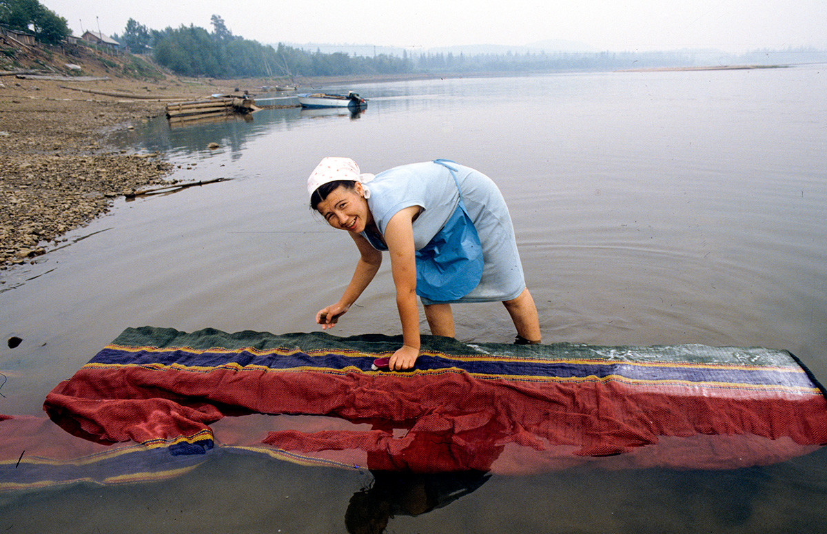 Lavando un tappeto nella Regione di Krasnojarsk 