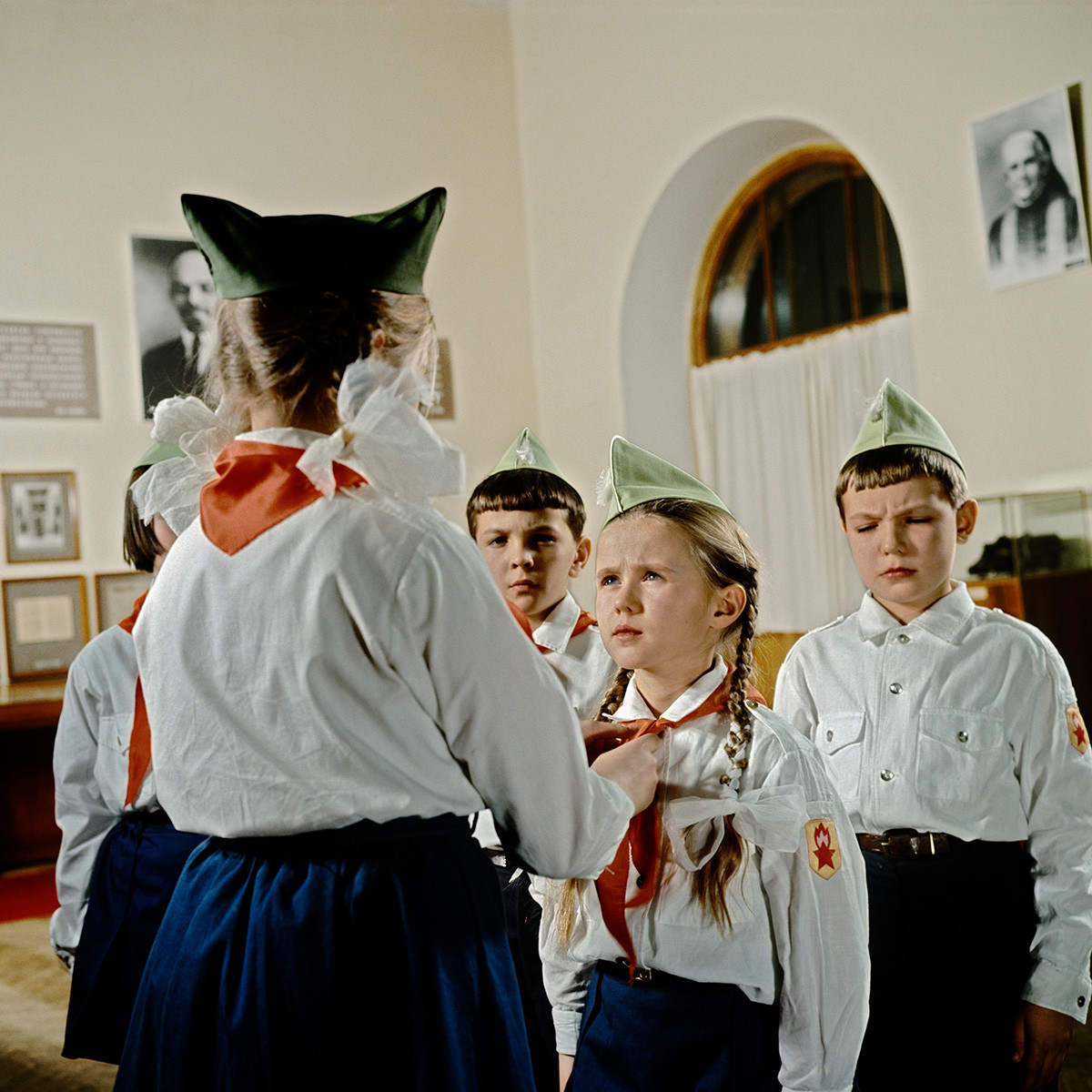 Торжественная церемония приема советских школьников в пионеры в одном из залов Центрального музея В.И.Ленина в Москве. 