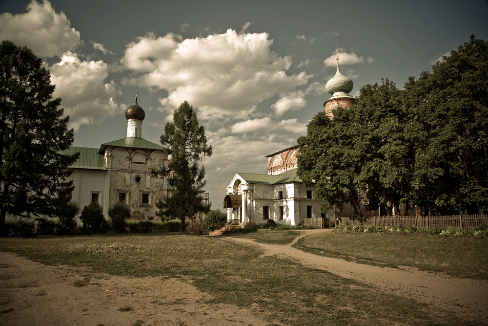 Le monastère Saint-Boris-et-Saint-Gleb est un monastère orthodoxe masculin situé sur la route de Rostov à Ouglitch, dans le village de Borisoglebski, sur le tracé du célèbre itinéraire touristique de l'Anneau d'or de Russie.