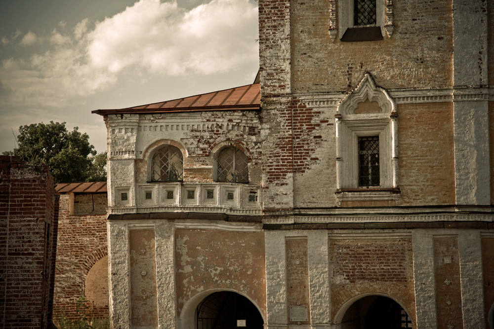 L'ensemble architectural a pris forme avant le règne de Pierre le Grand, alors qu'il s’agissait de l'un des diocèses les plus prospères de Rostov.