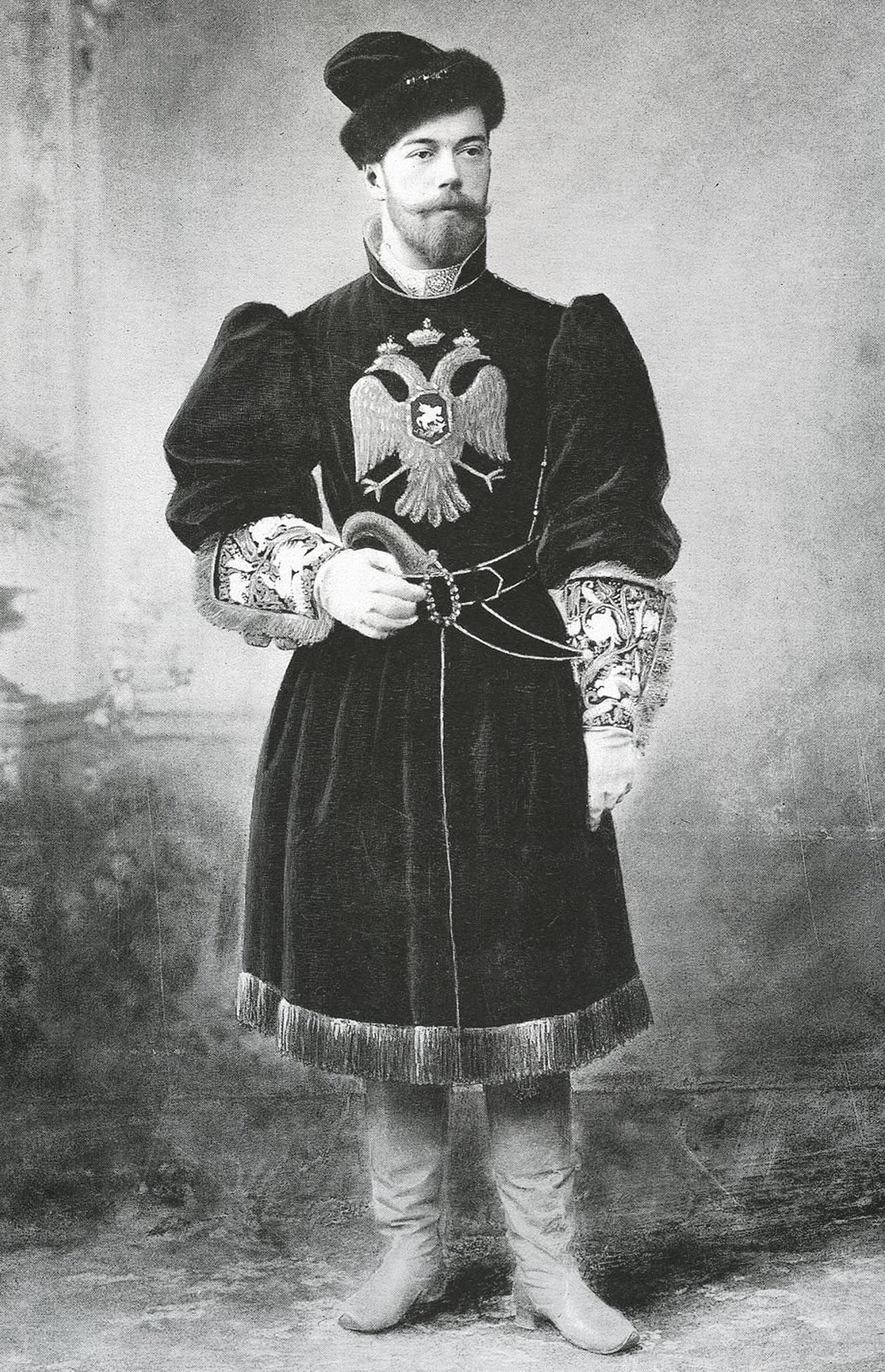 Nikolai II mengenakan kostum tradisional Pangeran Agung Rusia abad ke-17, 1913.