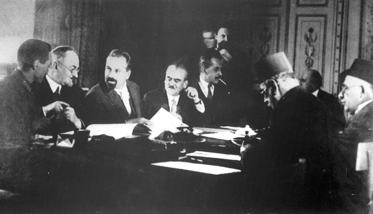 La firma de un tratado de amistad soviético-iraní