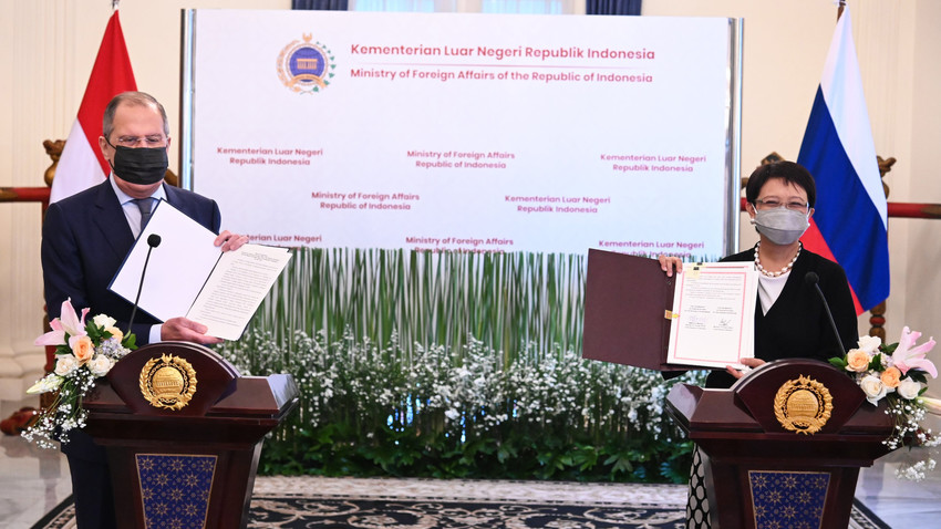 Menteri Luar Negeri Rusia Sergey Lavrov dan Menteri Luar Negeri RI Retno Marsudi selama konferensi pers di Gedung Pancasila, Kementerian Luar Negeri RI, Selasa (6/7).