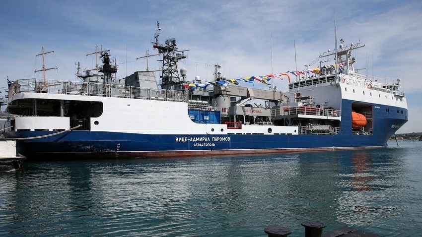 Slovesnost ob sprejemu majhnega pomorskega tankerja Viceadmiral Paromov v sestav Črnomorske flote.