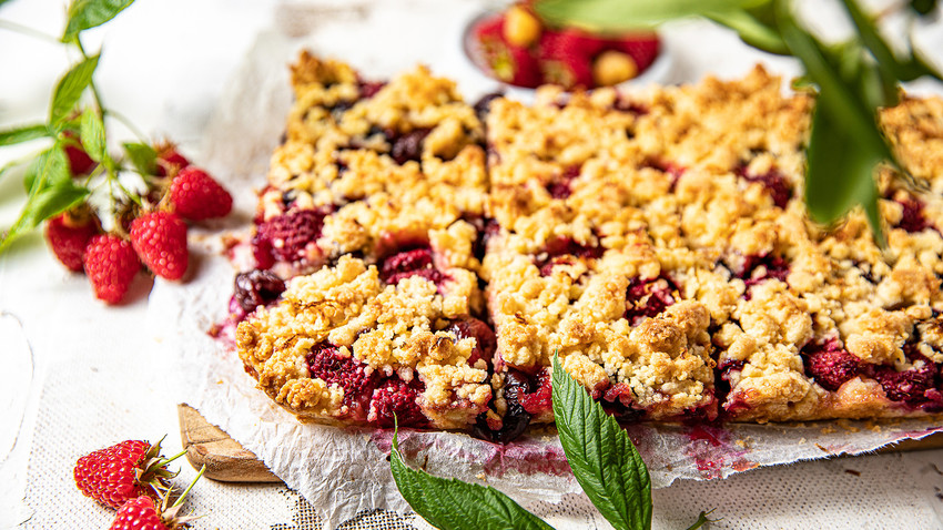 Russian-style crumble pie inspired by babushka’s cookies with berries ...