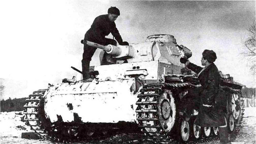Sovjetska posada na tenku Panzerkampfwagen III.
