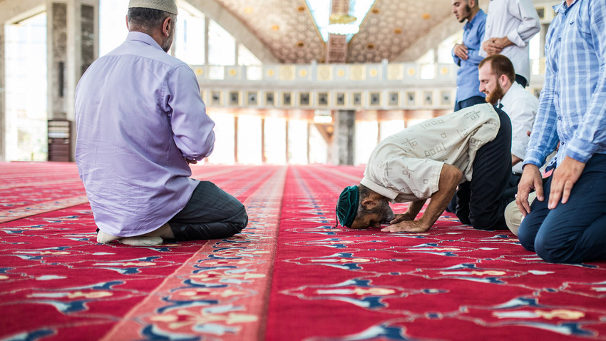 Jemaah beribadah di dalam Masjid Aimani Kadyrova di Argun, Chechnya, Rusia.