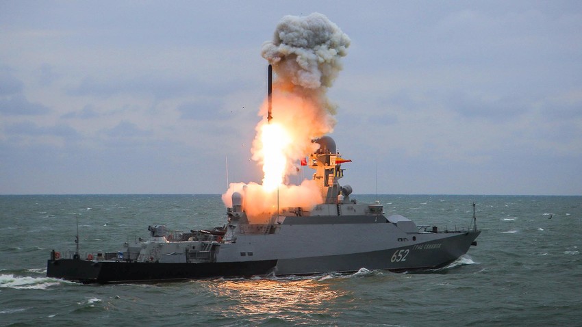 Мали ракетни брод „Град Свијажск" лансира ракету „Калибар“ током завршних вежби бродских група Каспијске флотиле.