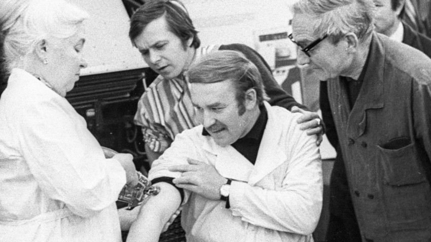 Vacinação de trabalhadores contra a gripe em Leningrado em 1978.
