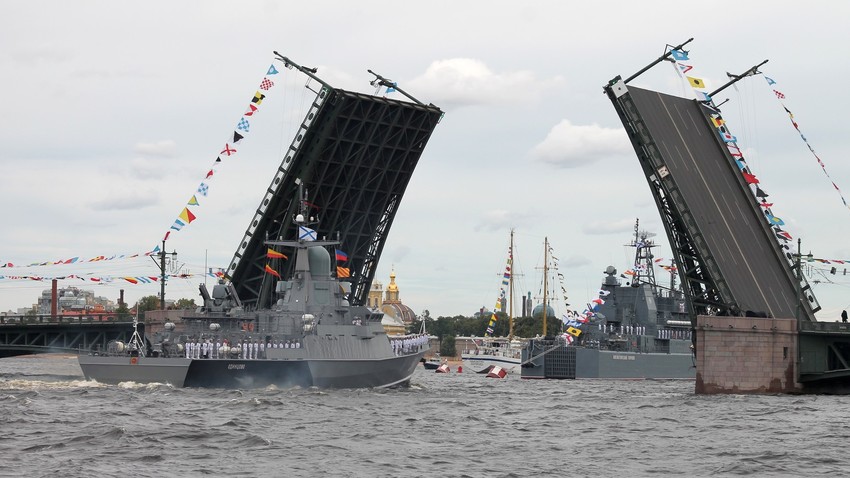 Генерална проба војнопоморске параде уочи прославе 323. годишњице оснивања Ратне морнарице Русије, 22. јул 2021. Санкт Петербург.