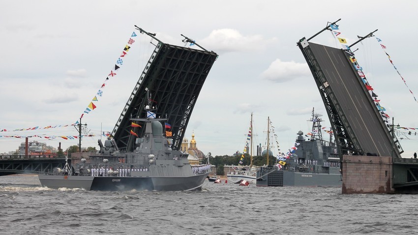 Generalna proba vojno-pomorske parade uoči proslave 323. godišnjice osnivanja Ratne mornarice Rusije, 22. srpnja 2021. Sankt-Peterburg. 