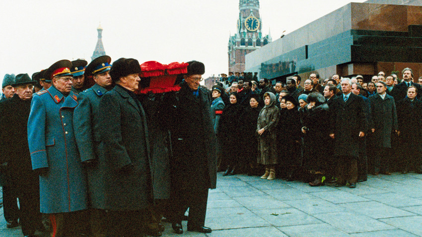Líderes do Partido Comunista da Rússia carregam o caixão do líder soviético Leonid Brejnev em frente ao mausoléu de Lênin, na Praça Vermelha.