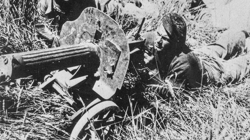 Tentara brigade internasional mengoperasikan senapan mesin Soviet selama Perang Saudara Spanyol.