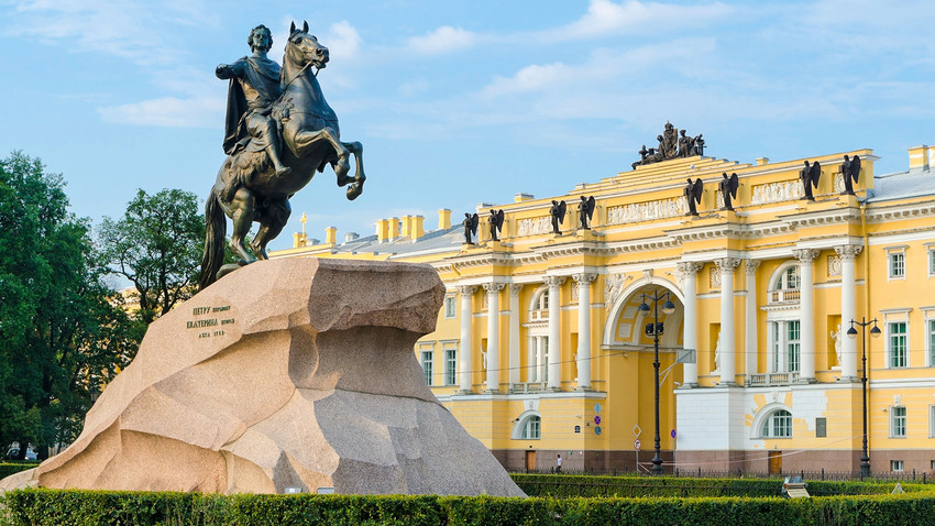 Warum wurde die Stadt Sankt Petersburg so oft umbenannt?